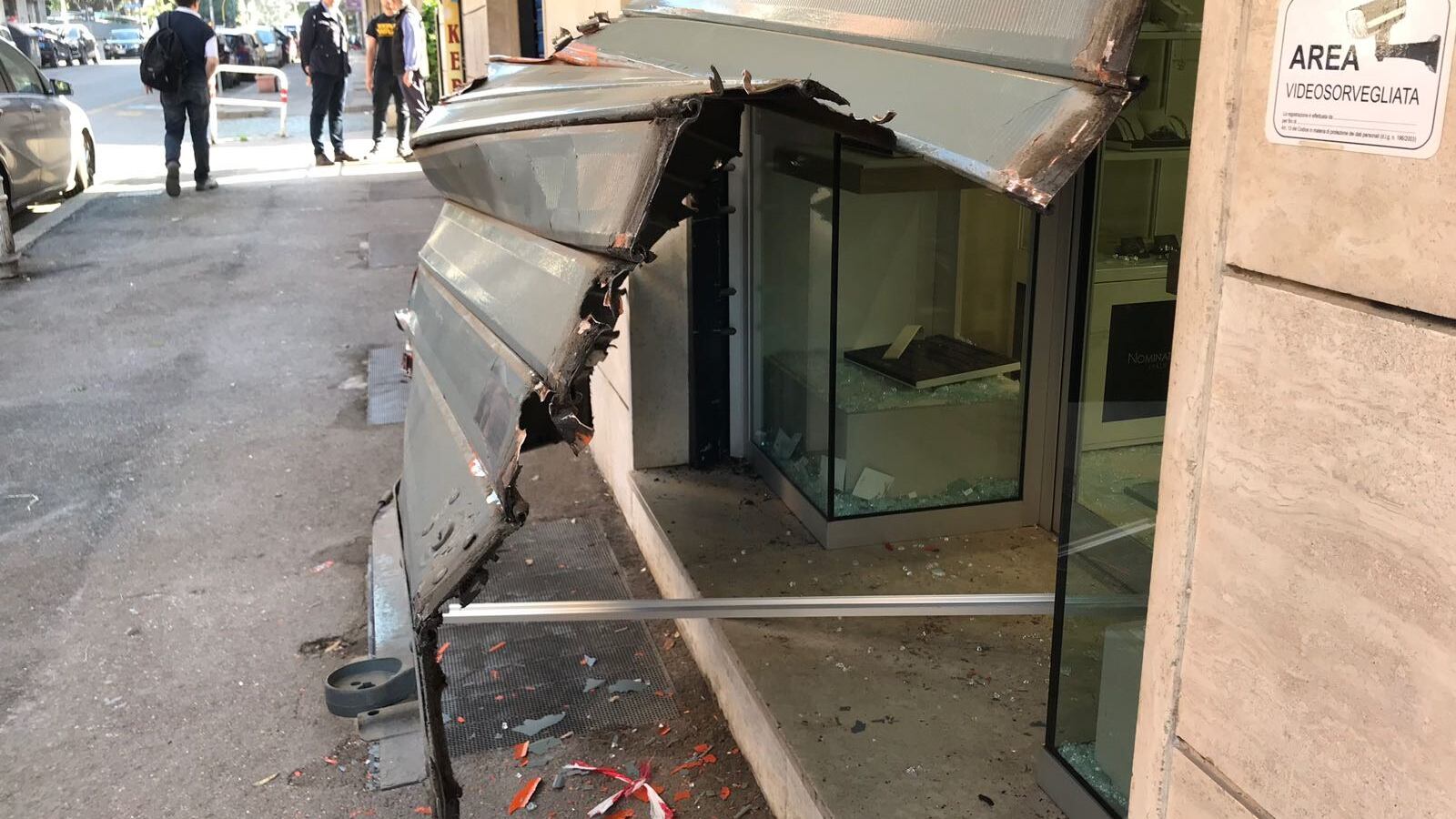 Roma, boom di furti e rapine, i negozianti: "Ora vogliamo armarci"