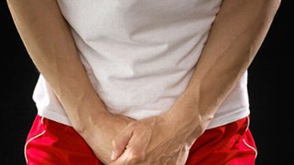 Lo colpiscono ai genitali per scherzo e perde quasi i testicoli