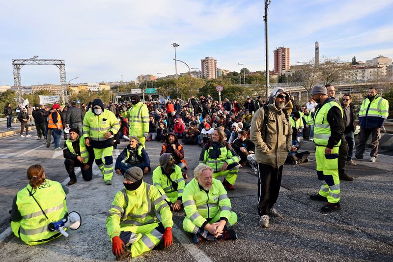 Resistenza passiva dei portuali stamattina a Trieste