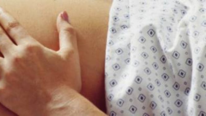 Diventa madre grazie all'ovaio congelato quando aveva 9 anni: "È un miracolo"