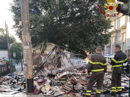 Fiamme e devastazione alla "Bancarella del professore": migliaia di libri in fumo