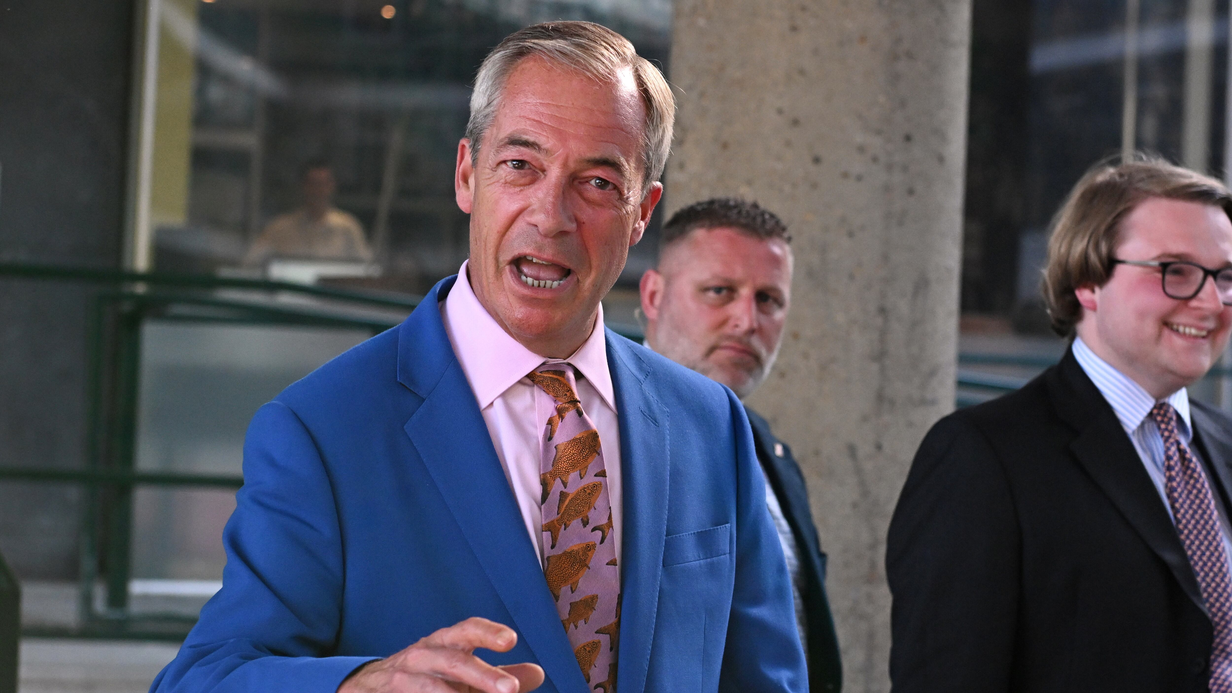 Sfida di Farage dopo lo scandalo. "Mi dimetto e mi ricandido"