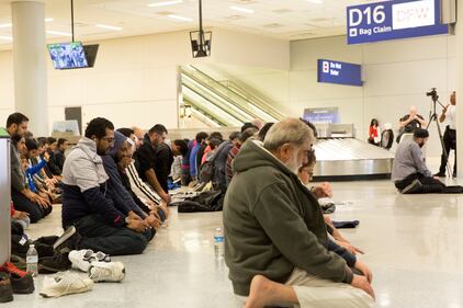 Musulmani pregano all'aeroporto di Dallas per protestare contro Trump 11