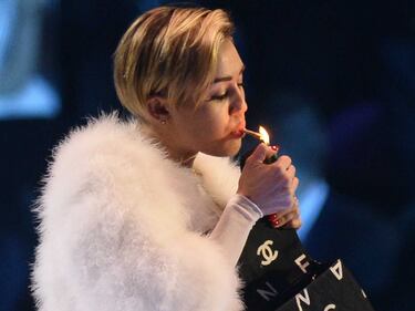 Miley Cyrus completamente nuda su V Magazine 8