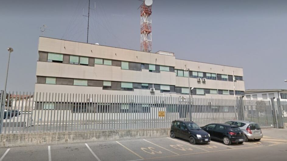 Cento, magrebino pregiudicato aggredisce carabinieri in caserma
