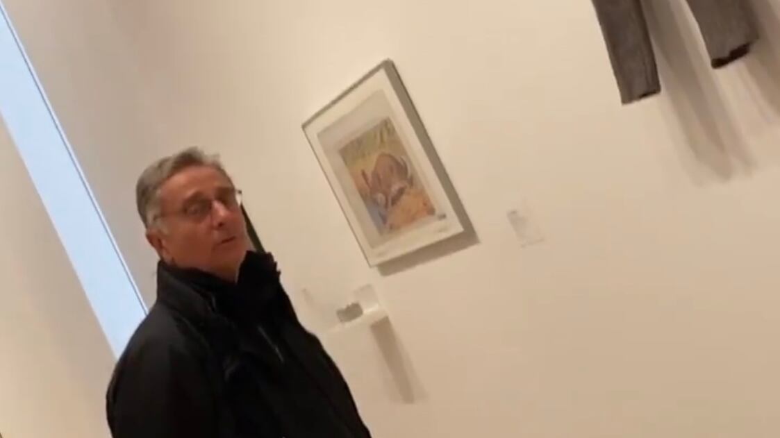 Bonolis scherza al museo: "È una scatola del c..."