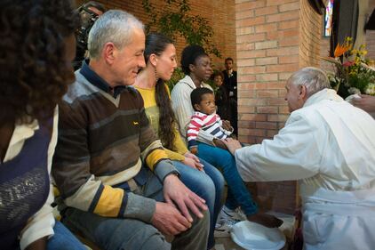 Il Papa lava i piedi alla showgirl Lubamba 2