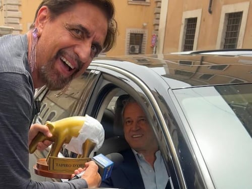 "Optional di troppo". Enrico Mentana rifiuta il Tapiro col pannolone dopo la lite con la Gruber