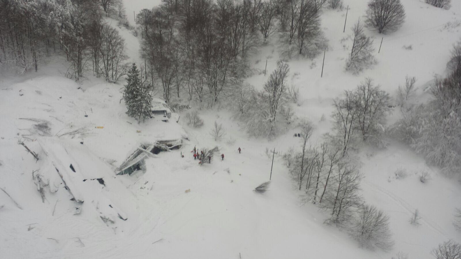 Rigopiano, visitatori scoperti a fare "turismo macabro" tra le macerie