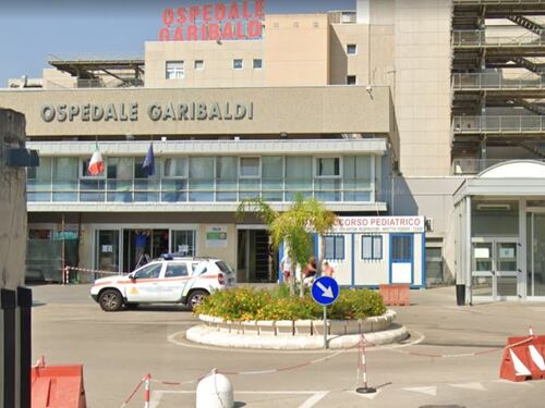 Bimba di 18 mesi ingerisce una batteria e finisce in rianimazione: il dramma a Catania