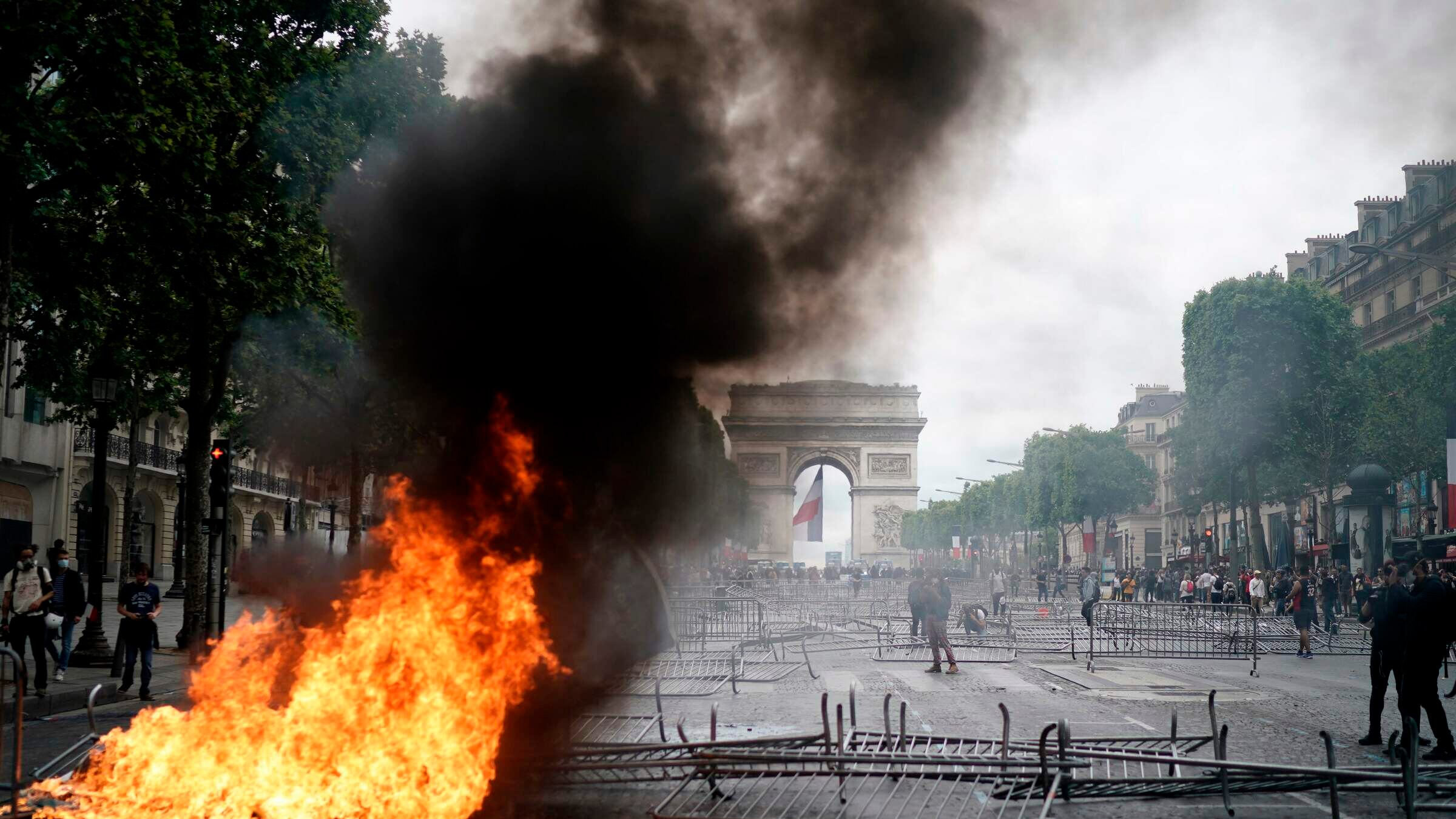 Champs-Élysée in fiamme e fischi contro Macron: a Parigi una nuova Bastiglia
