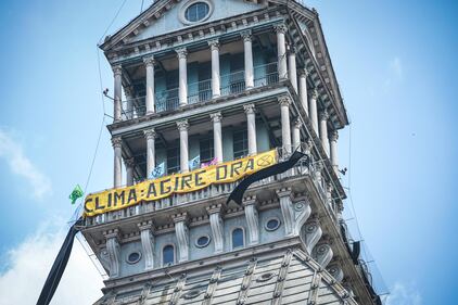 Extinction Rebellion occupa la Mole Antonelliana: le immagini da Torino 1