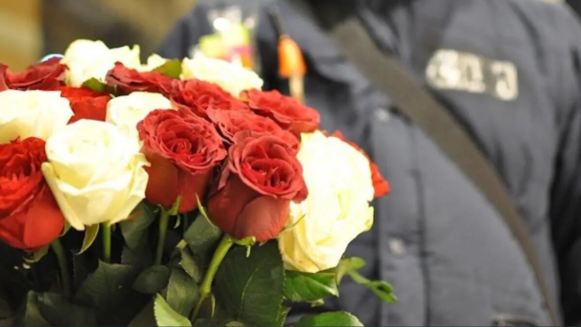 Non compra le rose, il venditore ambulante le brucia i capelli
