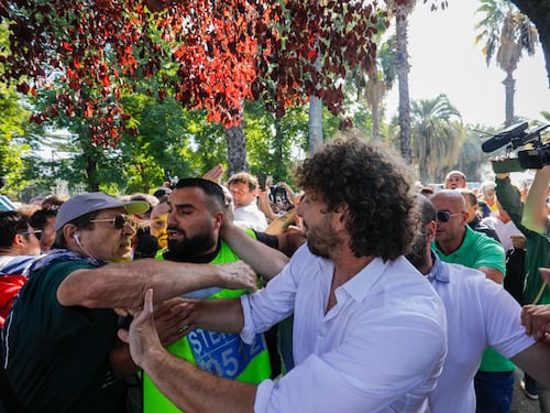 Italia a 5 Stelle, la iena Filippo Roma: "Mi hanno aggredito in cento"