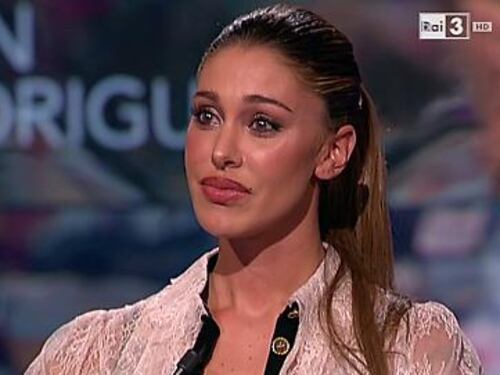 Belen Rodriguez ospite da Fazio. Sotto il vestito spuntano i mutandoni neri