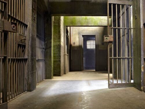 Piacenza, nigeriano già espulso con droga e soldi falsi torna libero