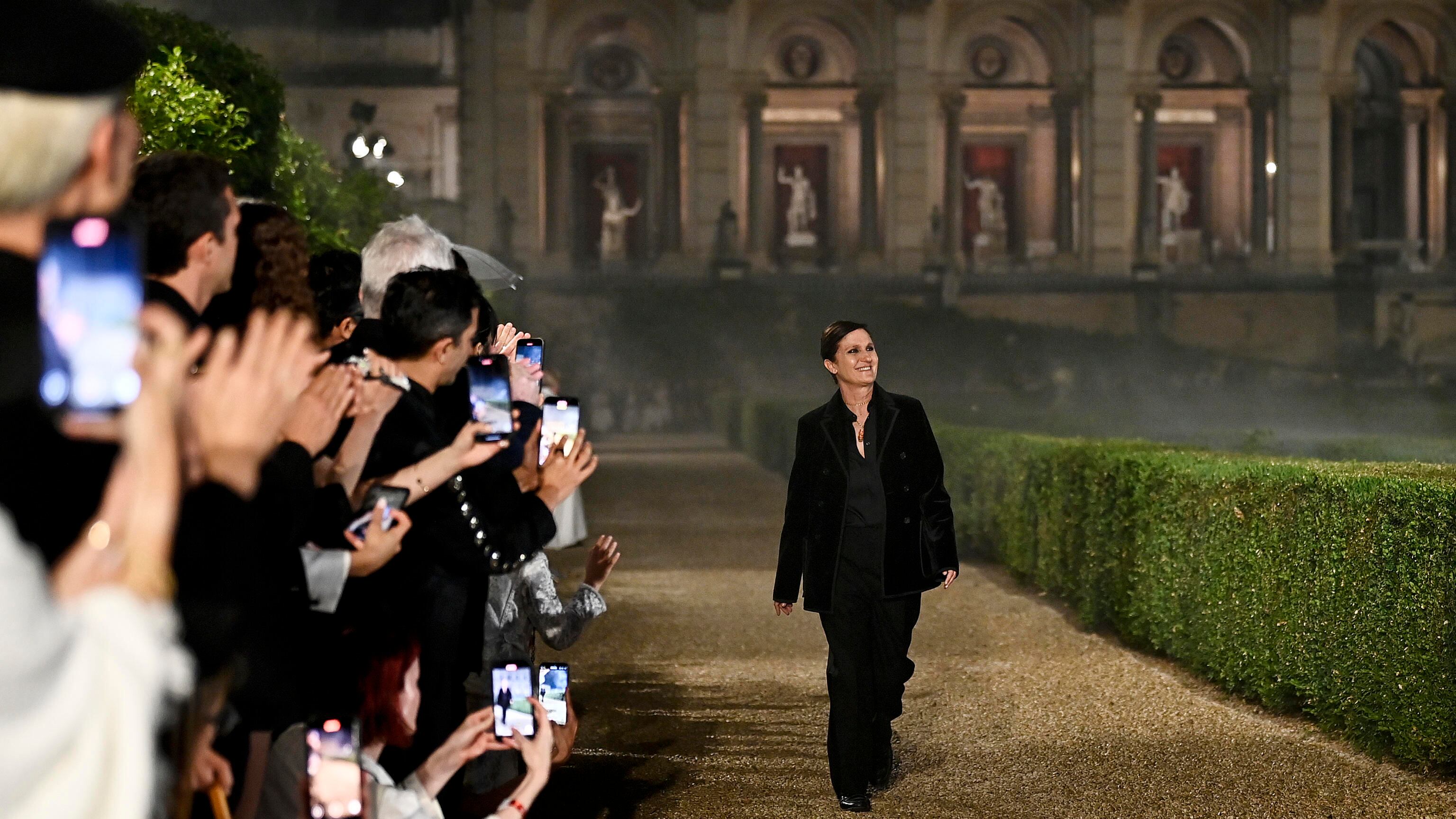 Maria Grazia Chiuri lascia Dior dopo 9 anni di successi e una sfilata epocale a Roma