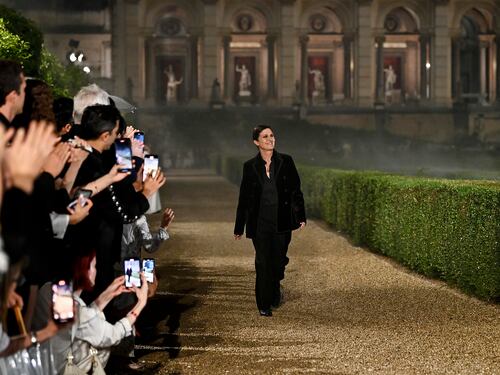 Maria Grazia Chiuri lascia Dior dopo 9 anni di successi e una sfilata epocale a Roma