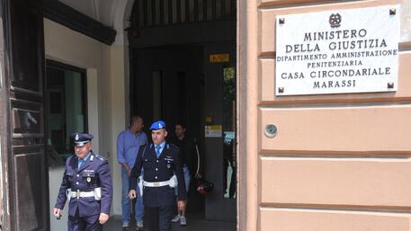 Le arrestano il compagno, lei gli porta la droga in carcere
