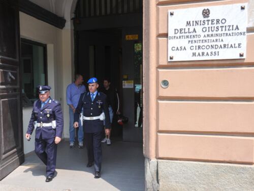 Le arrestano il compagno, lei gli porta la droga in carcere