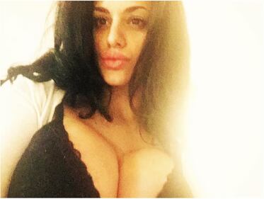 Cristina Del Basso, seno esplosivo in un selfie 10