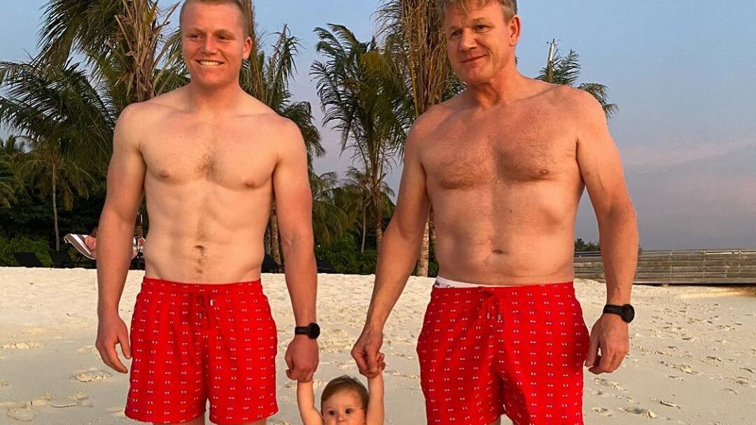 Bicipiti e figli, così Gordon Ramsay si gode le feste
