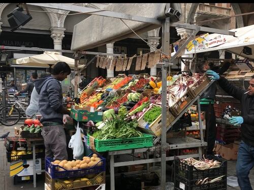 Padova: il mercato della frutta si spopola sempre più, rimangono solo i bengalesi