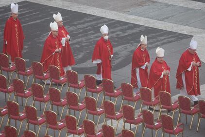 Folla di 100mila fedeli attesa per i funerali di Papa Benedetto XVI 5