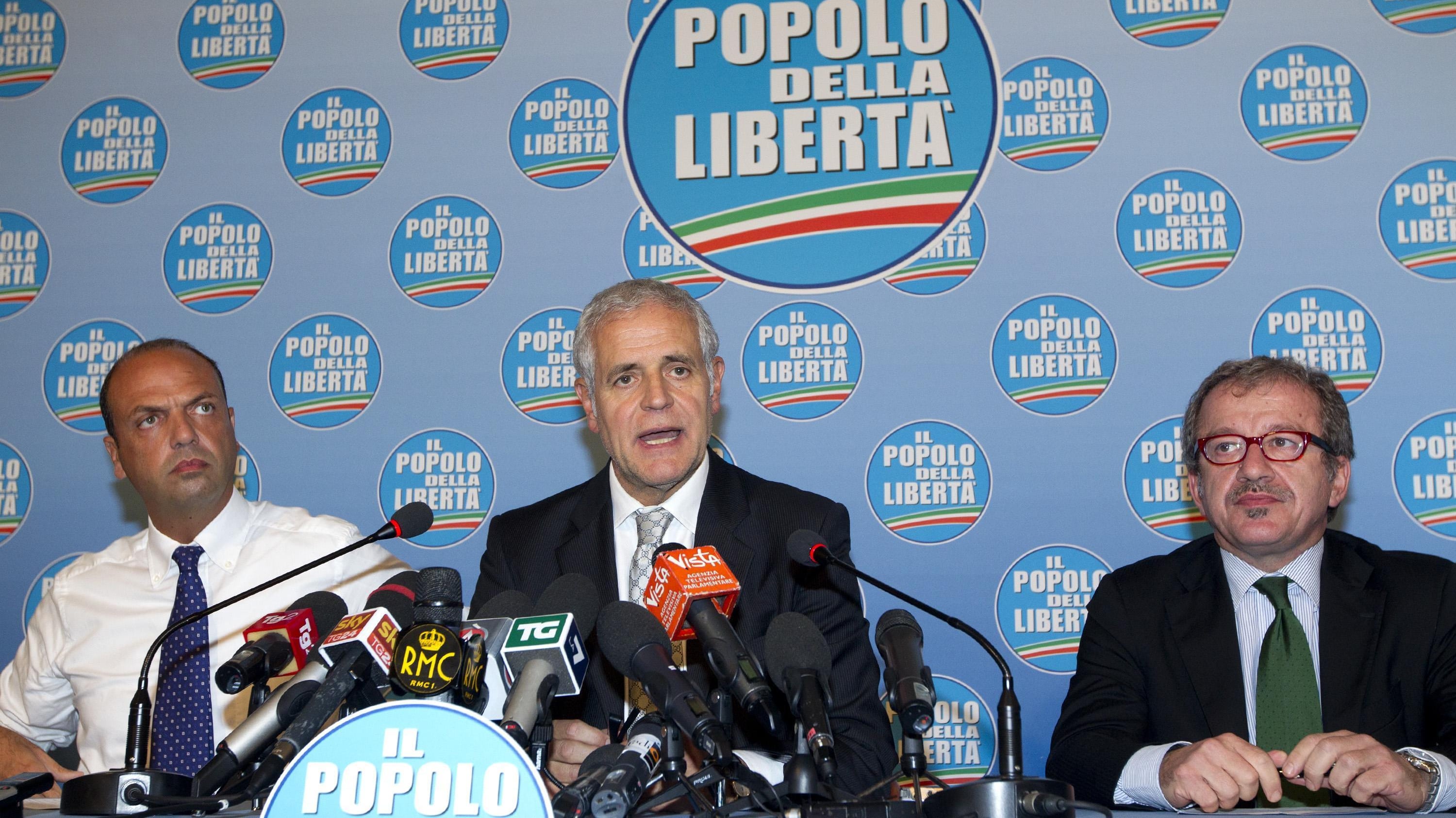 Lombardia, Formigoni: "Si va al voto. Io sarò in campo". La sfida di Maroni: "Facciamo le primarie"