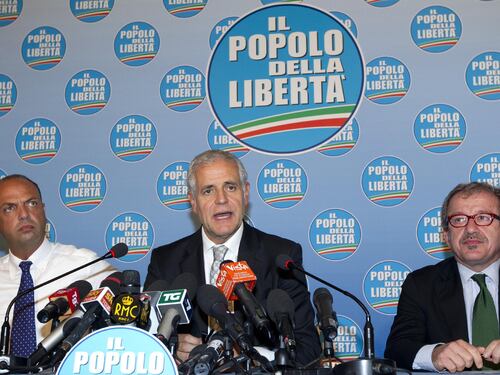 Lombardia, Formigoni: "Si va al voto. Io sarò in campo". La sfida di Maroni: "Facciamo le primarie"