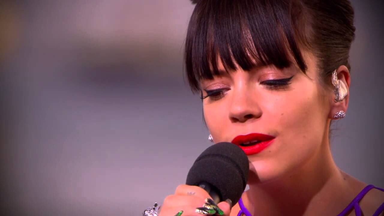Lily Allen: "Dopo anni di alcol e droghe, non so come ho fatto a sopravvivere"
