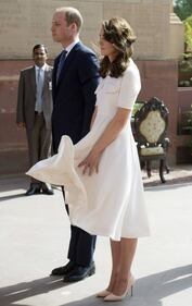 Kate come Marilyn: il vento gioca con la gonna 3