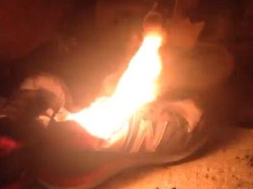 Proteste contro Donald Trump: gli americani bruciano le New Balance