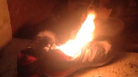 Proteste contro Donald Trump: gli americani bruciano le New Balance