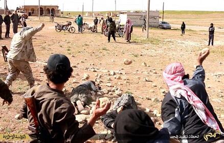 I boia di Isis abbracciano i prigionieri, poi li lapidano 5