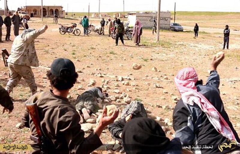 I boia di Isis abbracciano i prigionieri, poi li lapidano 5