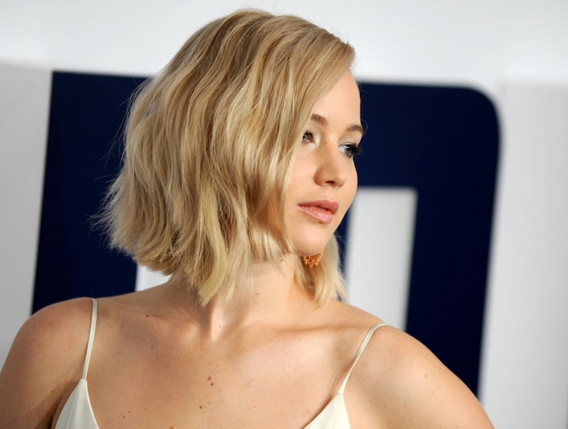 Jennifer Lawrence senza reggiseno alla première di Joy 26