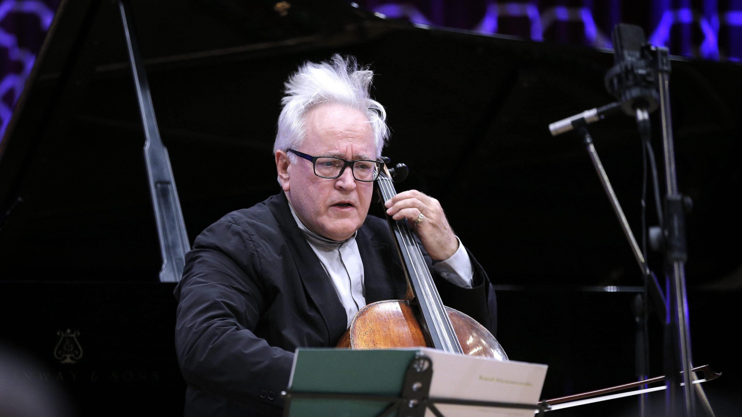 Il violoncellista David Geringas le suona all'Urss