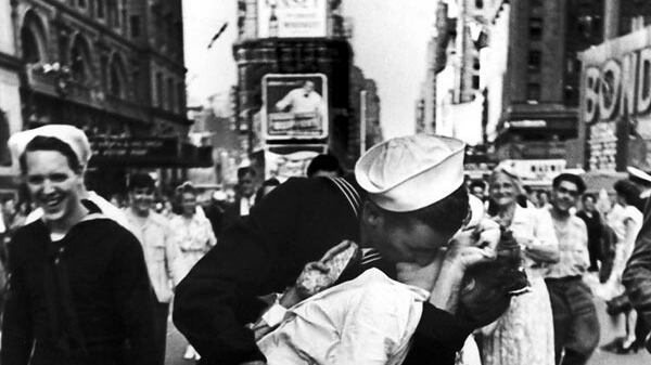 Muore George Mendonsa, il marinaio del bacio più celebre a Times Square