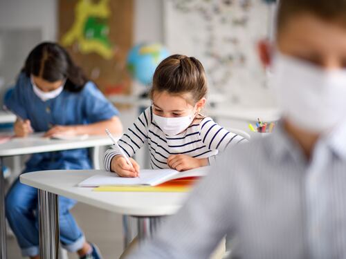 "Niente chiacchiere a mensa: i bimbi rischiano il contagio". E la preside fa infuriare i genitori