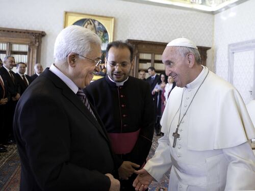 Dal Papa ad Abu Mazen la penna della pace: "Ha molto da firmare"
