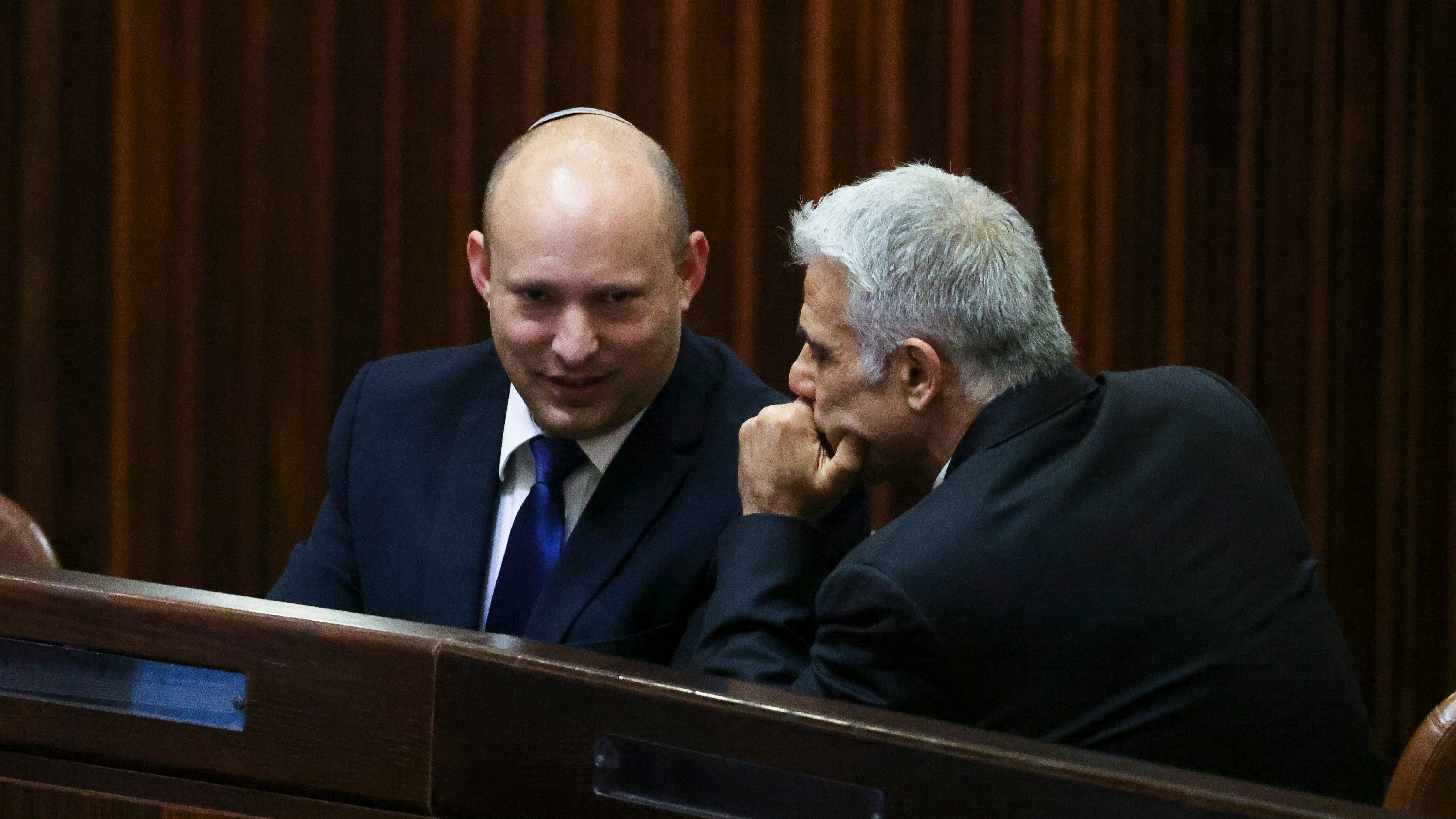 Lapid, Bennett e Abbas: nuovo governo d'Israele. Senza Bibi, con gli arabi