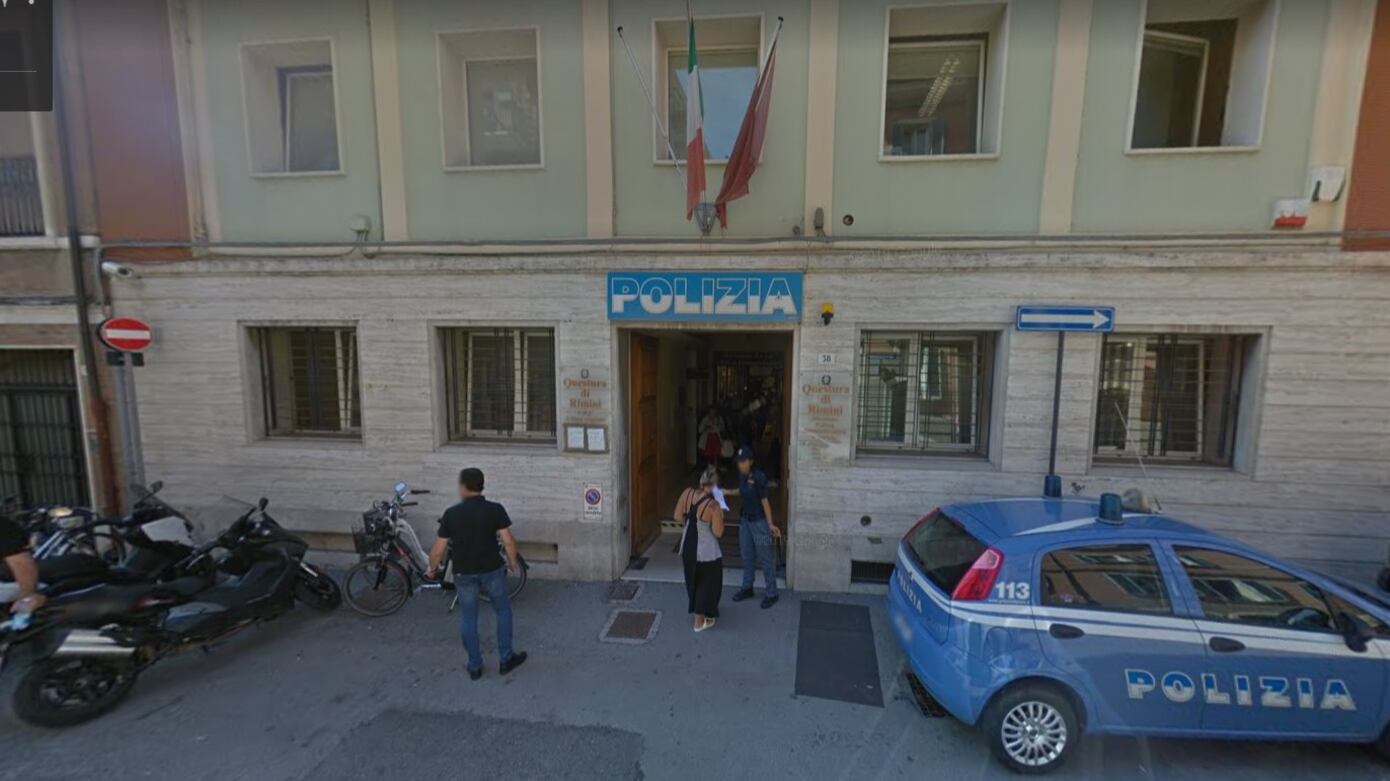 Rimini, niente permesso di soggiorno: guineano aggredisce agenti