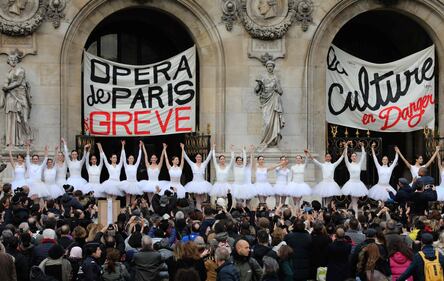 Le ballerine dell'Opera di Parigi protestano contro Macron 5