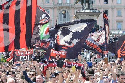 L'amore rossonero per l'ultimo saluto a Berlusconi 2