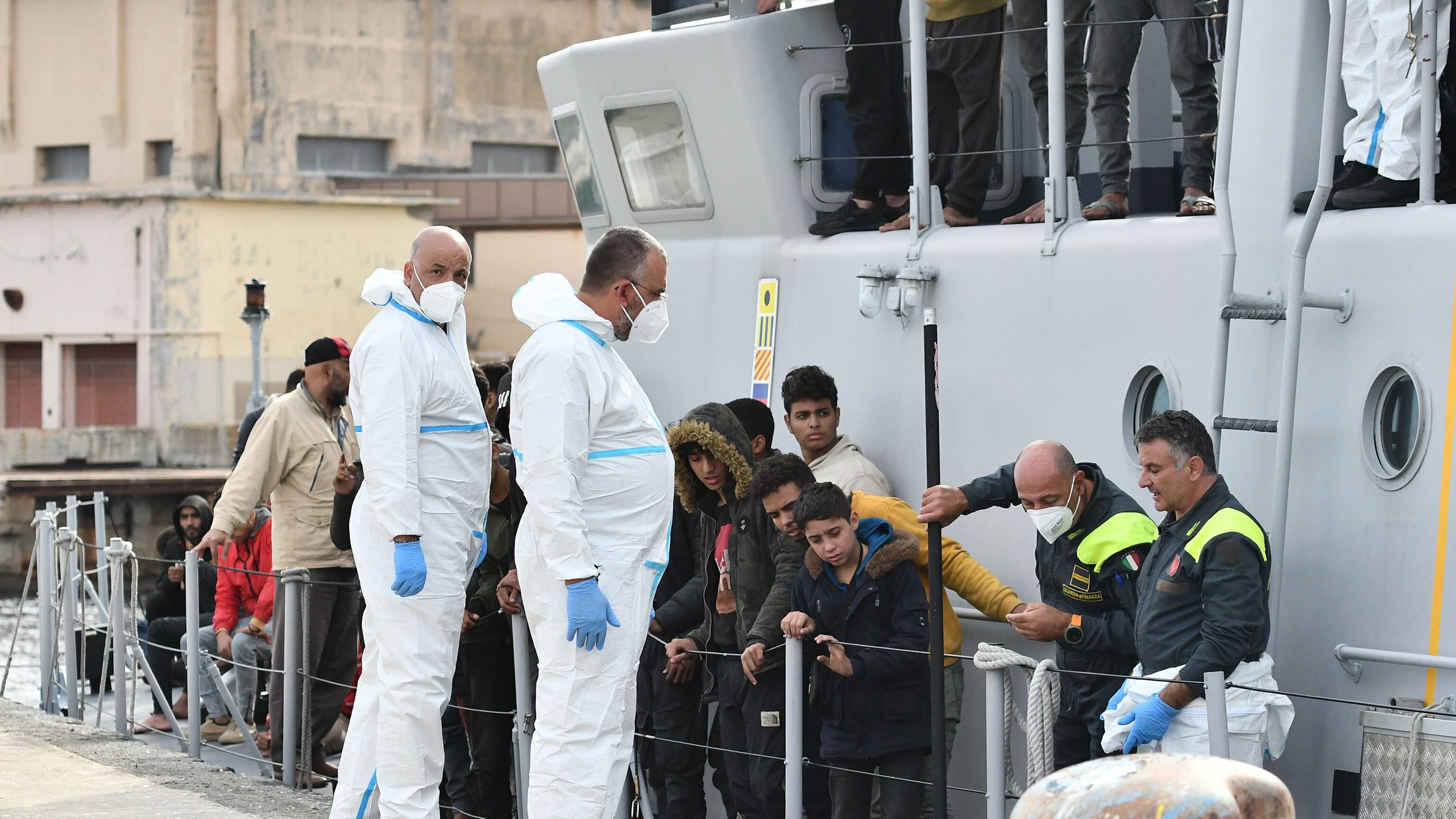 Il trucchetto di Macron sui migranti