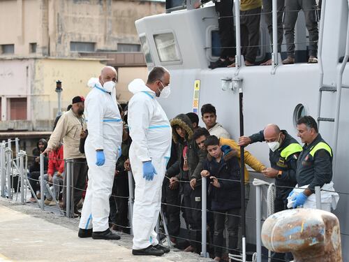 Il trucchetto di Macron sui migranti