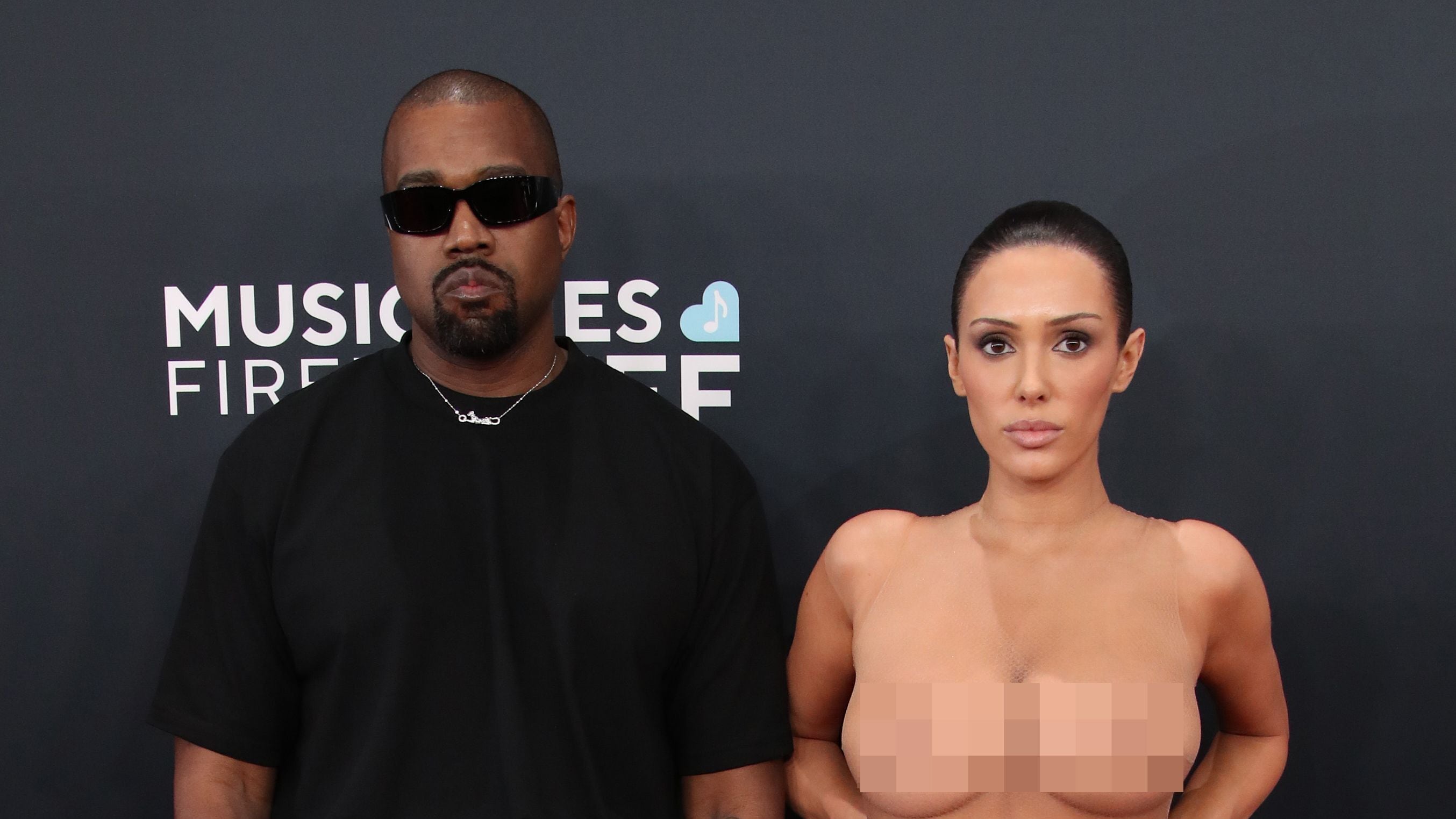 Lo scandalo ai Grammy: Bianca Censori sfila completamente nuda - GALLERY