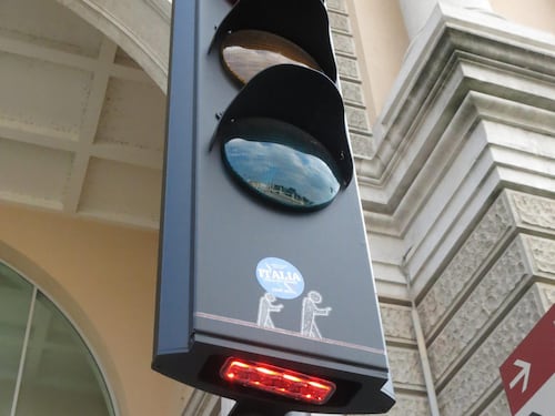 Padova, un semaforo per i distratti da smartphone: ecco come funzionerà