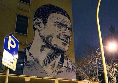 Totti come il papa, diventa un murales a Roma 4